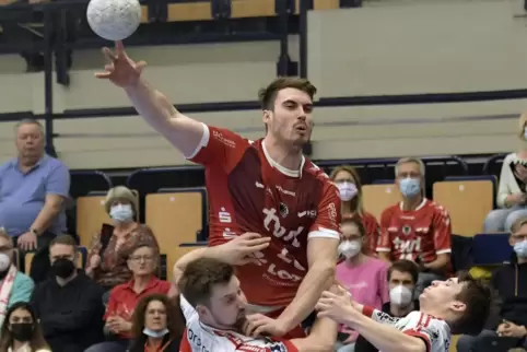 Der Nationalspieler der Eulen Ludwigshafen, Hendrik Wagner (beim Wurf), kam gegen den TuS Ferndorf auf sechs Treffer.