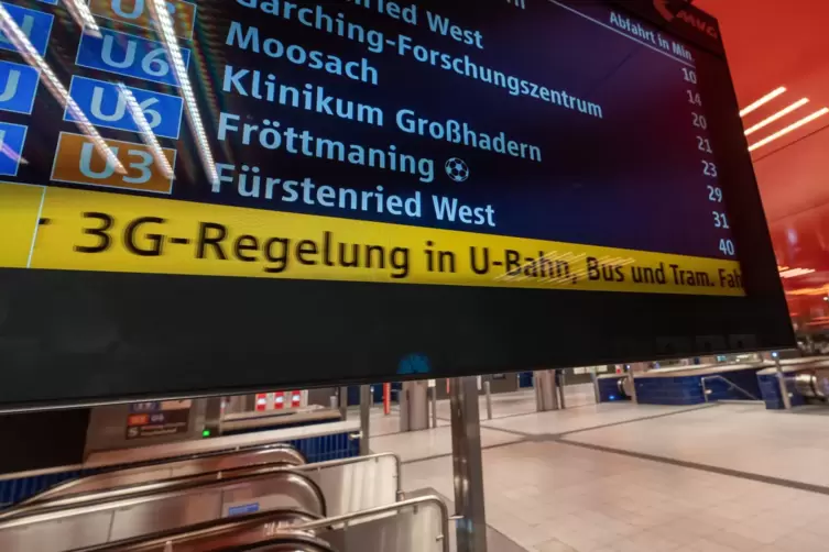 Am Eingang der U-Bahn in München wird auf einer Digitalanzeige auf die 3G-Regelung in U-Bahn, Bus und Tram hingewiesen. 