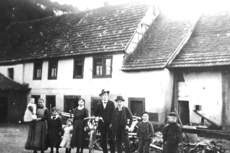 Familie Kurz vor der Cunzschen M&uuml;hle, aufgenommen um das Jahr 1900. 