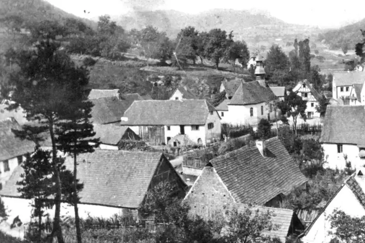 Ein Blick auf das Dorf um 1900. Links vor der Kapelle stand das Wohnhaus der Beckerschen M&uuml;hle. 