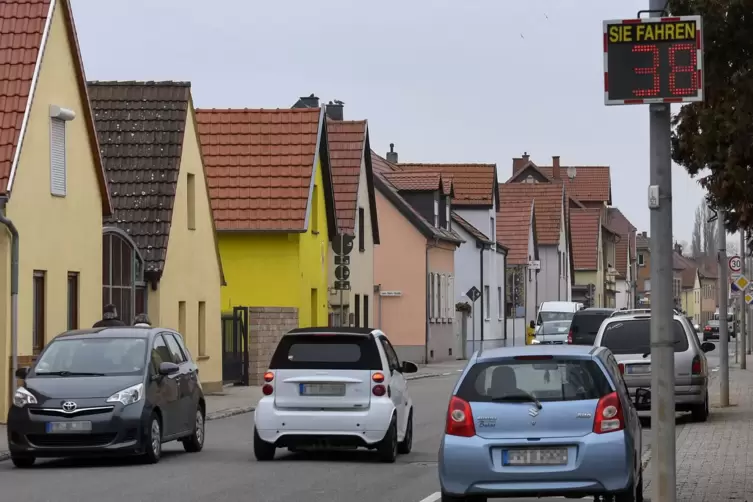 Relativ neu: die Geschwindigkeitsmessanzeige in der Frankenthaler Straße. 