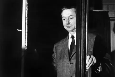Theo Albrecht spricht rund 24 Stunden nach seiner Freilassung im Dezember 1971 von einem Fenster seiner Villa in Essen-Bredeney 