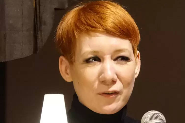 Shakti Paqu&eacute; steuerte den literarischen Teil zur Soiree bei. 