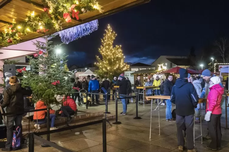Um Sicherheit vor Ansteckungen zu bieten, ist das Weihnachtsdorf in Weilerbach komplett umzäunt . An zwei Einlassschleusen werde