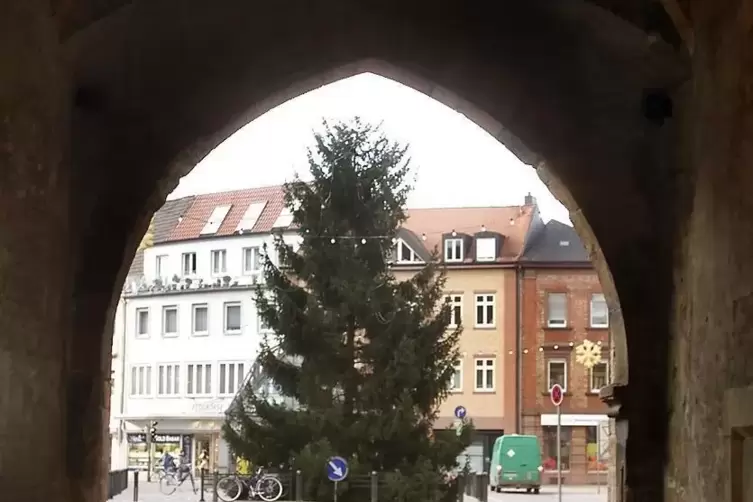 Blick durchs Altpörtel: Postplatz-Christbaum früher.