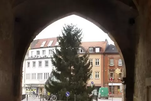 Blick durchs Altpörtel: Postplatz-Christbaum früher. Blick durchs Altpörtel: Postplatz-Christbaum früher.