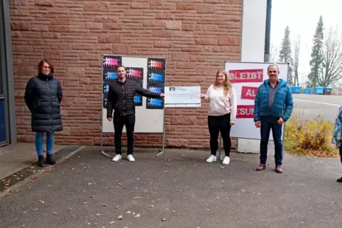 Carmen Steigner, Lehrerin der Klasse 4b, und Christoph Hoch, Lehrer der Klasse 9b, sowie die Schülersprecherin Johanna Metz freu