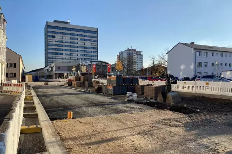 Teilweise ist Asphalt aufgetragen, teilweise noch nicht. 