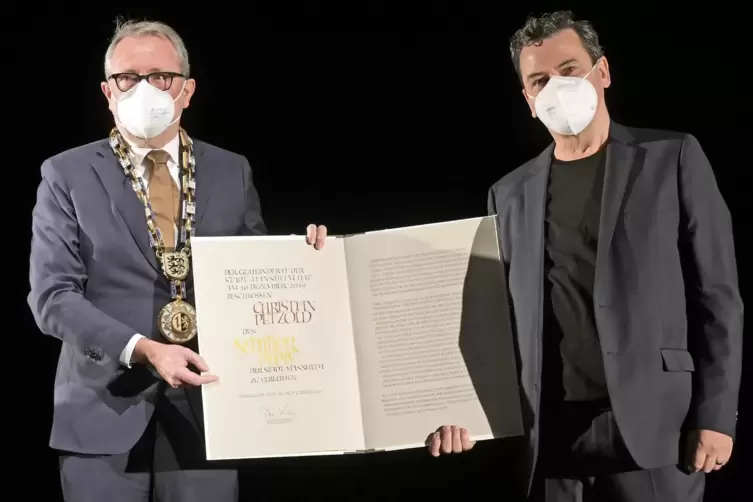 Schon im März 2020 wollte Mannheims Oberbürgermeister Kurz (links) den Schillerpreis an Christian Petzold überreichen. Am Sonnta