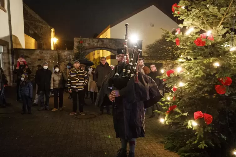 Adventsstimmung mit Dudelsack: Vor der Zehntenscheune stimmen die Sickinger Highlander mit einem Christkindlmarkt auf die Weihna
