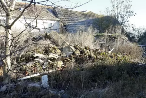 Vor rund drei Jahren hat die Kreisverwaltung den Abriss des einsturzgefährdeten Gebäudes neben der Alten Schule auf dem Felsberg Vor rund drei Jahren hat die Kreisverwaltung den Abriss des einsturzgefährdeten Gebäudes neben der Alten Schule auf dem Felsberg