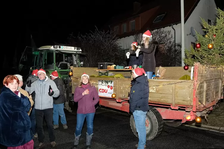 In Breitfurt stellte die CDU einen mobilen Weihnachtsmarkt mit Glühwein, Bockbier und Fleischkäsweck auf die Beine.