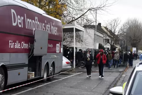 Durch das Wohngebiet um die Andreas-Albert-Schule zogen sich am Samstagmorgen Warteschlangen. Impfwillige auf der Suche nach Par