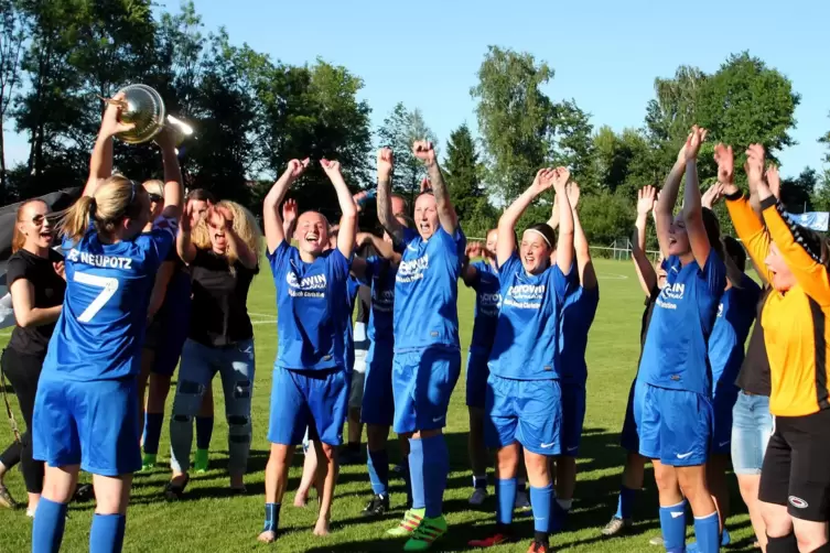 Neupotz hat auch eine Frauenmannschaft. Unser Foto zeigt jubelnde Siegerinnen nach dem Pokalfinale2017. 