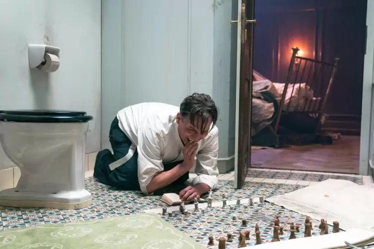 Josef Bartok (Oliver Masucci) ist wegen seiner Weigerung, Informationen preiszugeben, in Isolationshaft. Da findet er ein Schach