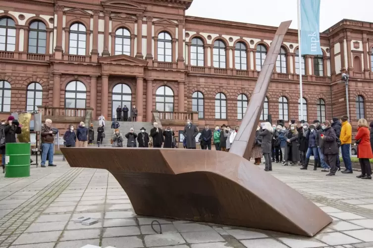 Nach der Zeremonie.: &bdquo;Die Aufragende&ldquo;, angekommen. 