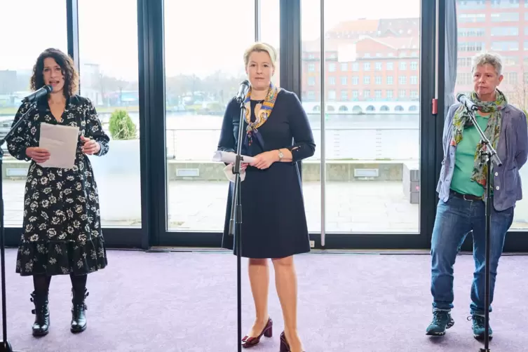Die Berliner Spitzenpolitikerinnen Bettina Jarasch (l, Bündnis 90/Die Grünen), Franziska Giffey (SPD, M) und Katina Schubert (Di