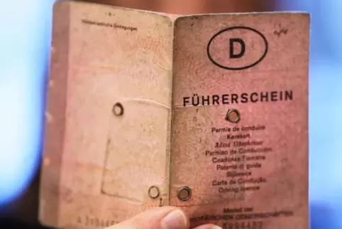 Der alte, papierne Führerschein hat künftig ausgedient. 