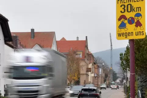 In der Bahnhofstraße gilt derzeit Tempo 50. Ein Schild ermuntert allerdings zum freiwilligen Reduzieren der Geschwindigkeit.