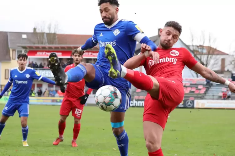 Hoch das Bein! FKP-Ersatzkapitän Salif Cissé (in Blau) und der Bahlinger Hasan Pepic streiten um den Ball. Im Hintergrund schaue