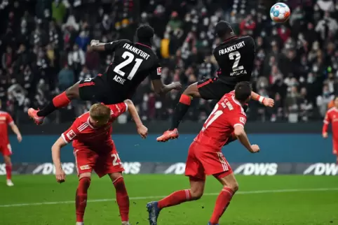 Frankfurts köpft das Siegtor für Eintracht Frankfurt.
