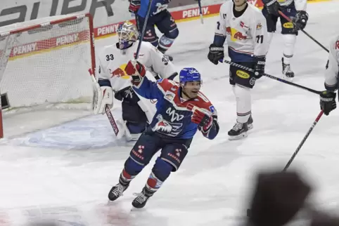Adler Nigel Dawes feiert seinen Siegtreffer. 
