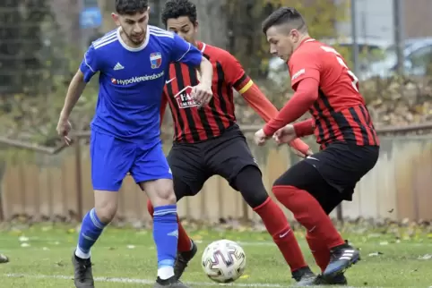 Edigheims Valentino Feratovic im Duell mit Shawn Girmann und Florend Radovic (rechts).