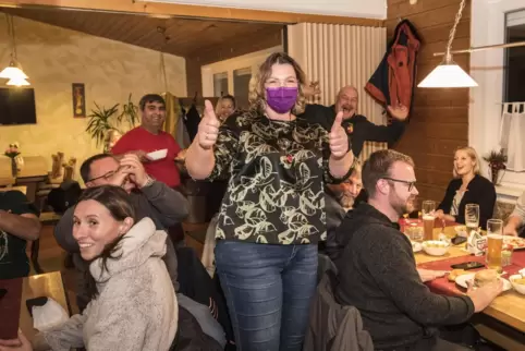 Sie fühle sich „unendlich dankbar und sehr, sehr stolz“, sagte Wahlsiegerin Silke Brunck beim Feiern mit ihrem Team am Sonntagab