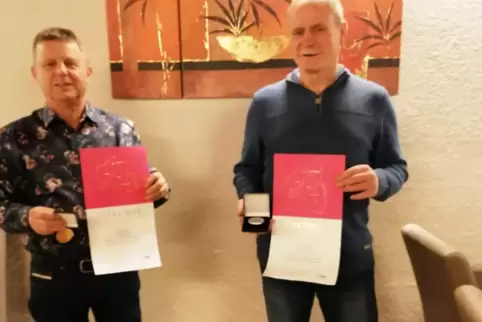 Arnold Dilger aus Rodalben (links) und Ewald Hüther aus Contwig-Stambach (rechts) haben 2021 prämierte Honige geschleudert. 