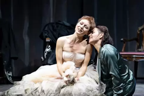 Verzweifelt Liebende: Romeo (Zlata Khershberg, rechts) und Julia (Alyona Rostovskaya).