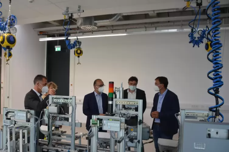 Im Sommer wurden erste Teile der Smart Factory geliefert. Die BBS hat hier eine Partnerschaft mit Schulen in Frankreich. 