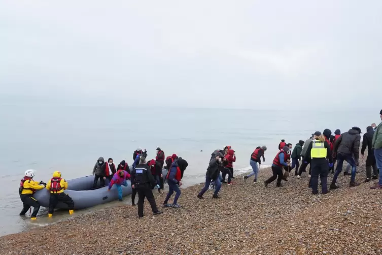 Vor einer Woche: An der britischen Küste bei Dungeness werden Migranten von Mitgliedern einer Rettungsbootbesatzung an Land gebr