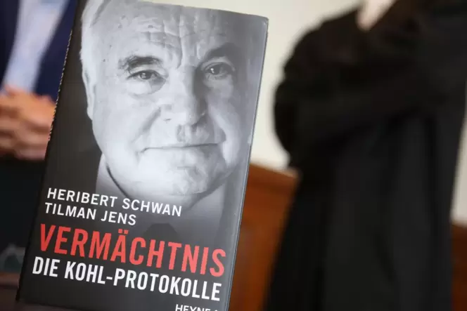 Um dieses 2014 erschienene Buch prozessiert die Altkanzler-Witwe Maike Kohl-Richter mit dem Kölner Journalisten Heribert Schwan.
