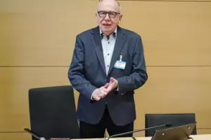 Heribert Schwan nutzte Zitate, die er als Ghostwriter von Altkanzler Helmut Kohl sammelte, für ein eigenes Buch. Heribert Schwan nutzte Zitate, die er als Ghostwriter von Altkanzler Helmut Kohl sammelte, für ein eigenes Buch.