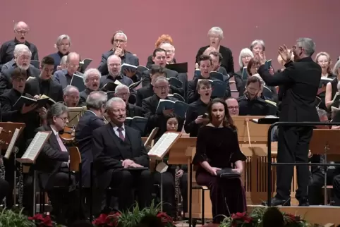 Der Chor legte mit Bachs Weihnachtsoratorium in der Festhalle einen starken Auftritt hin. 