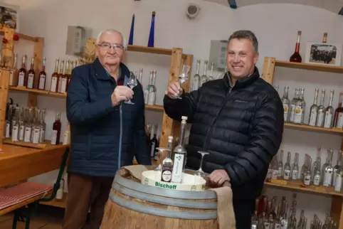 Edgar Geißler (links) und Sven Bischoff stoßen in der Brennerei Geißler in Breunigweiler mit dem prämierten Bier-Schnaps an.