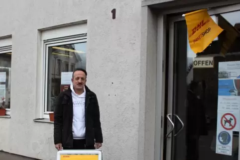 Hussam Hito führt die Schneiderei am Rathausplatz, in der der neue Paketshop untergebracht ist. 