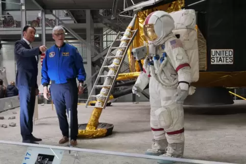 Besucht die Raumfahrtschau im Technik-Museum Speyer: Astronaut Jean-Jacques Favier (rechts). Hier mit Ausstellungsleiter Gerhard