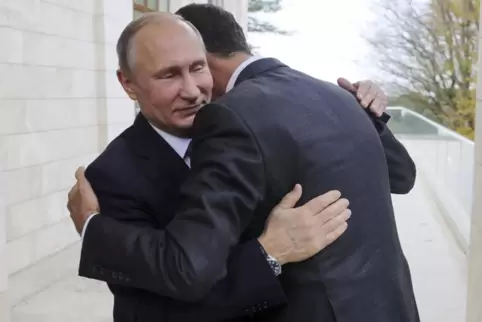 Verbündete: Der russische Präsident Wladimir Putin (links) und Syriens Präsident Baschar al-Assad umarmen sich. 
