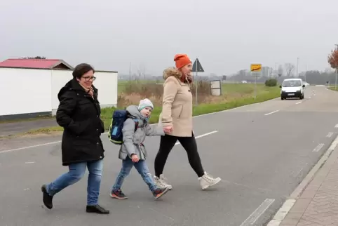 Wünschen sich mehr Sicherheit für ihre Kinder: Caroline Brehmer (links) und Elisabeth Laubach mit Sohn Maximilian beim Überquere