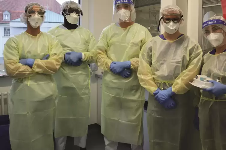 Unterstützen beim Wenden der Covid-Patienten auf der Intensivstation im Speyerer „Vincenz“-Krankenhaus: Ärzte aus der Klinik für
