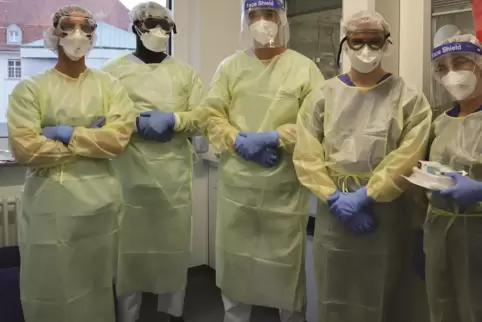 Unterstützen beim Wenden der Covid-Patienten auf der Intensivstation im Speyerer „Vincenz“-Krankenhaus: Ärzte aus der Klinik für Unterstützen beim Wenden der Covid-Patienten auf der Intensivstation im Speyerer „Vincenz“-Krankenhaus: Ärzte aus der Klinik für