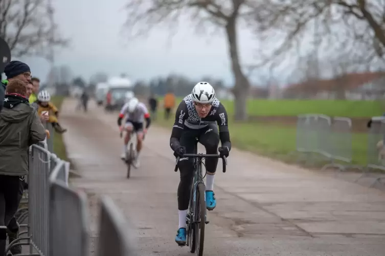 Nur sein Crossrad ist schmutzig: Maximilian Walscheid kommt wieder am Start und Ziel vorbei.
