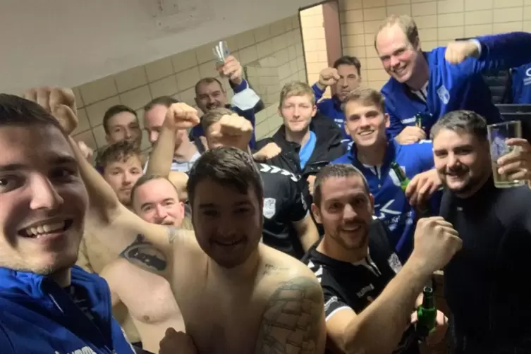 Das Selfie geht raus. Die Spieler der SG Ottersheim/Bellheim/Kuhardt/Zeiskam haben in der Kabine gute Laune nach dem Kantersieg 