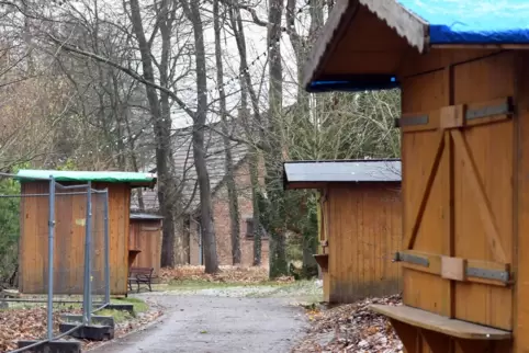 Vorbereitung im Schlossgarten: auf dem Weg vom Eingang Schlossplatz zum Kelterhaus. Vorbereitung im Schlossgarten: auf dem Weg vom Eingang Schlossplatz zum Kelterhaus.