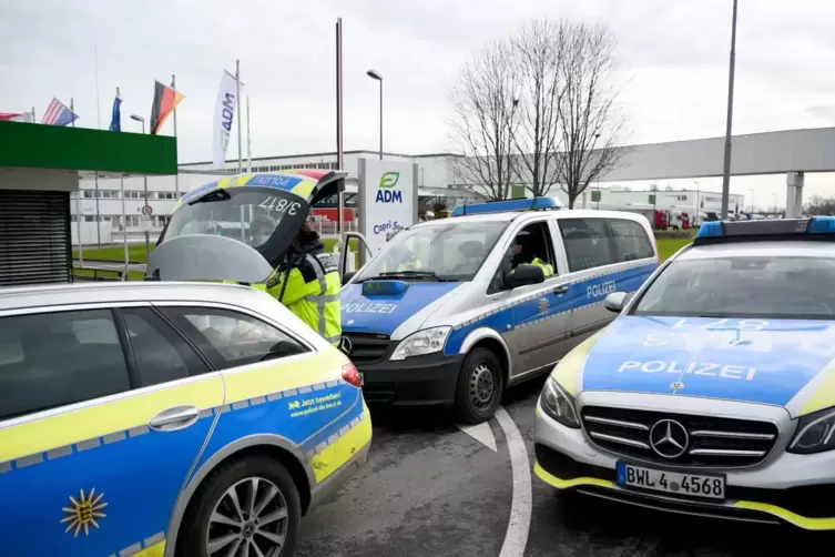 Polizeifahrzeuge vor dem Werk eines Getränkeherstellers in Eppelheim, wo die Serie explosiver Postsendungen begonnen hatte. 