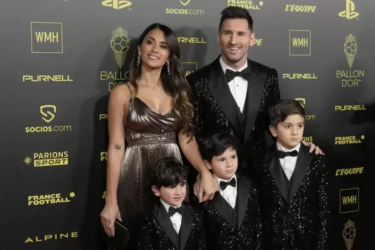 Lionel Messi zusammen mit seiner Familie vor der Verleihung des Ballon d’Or in Paris. 