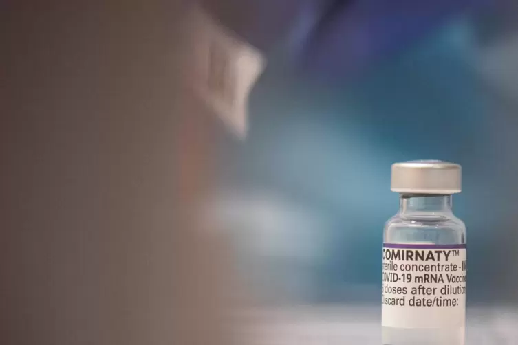  Rheinland-Pfalz, Kirn: Eine Ampulle mit dem Biontech-Impfstoff Comirnaty steht bei einer Impfaktion des DRK bereit. 