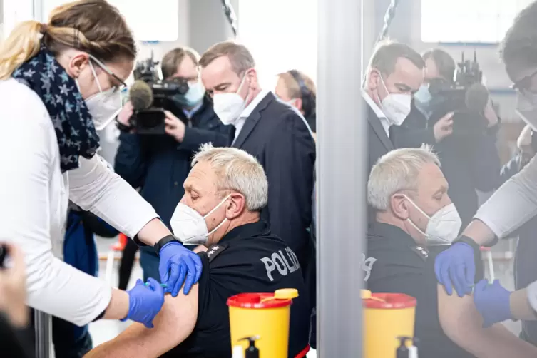 Ein Polizeibeamter in Hannover lässt sich eine Auffrischungsimpfung gegen Covid-19 verabreichen. Die bundesweite Sieben-Tage-Inz