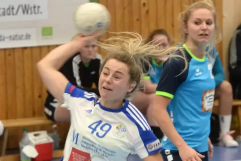 Gegen Lucie Krien fand die SG-Abwehr mit Isabell Unterweger (rechts) kein Mittel. Der Haßlocherin gelangen zwölf Tore. 
